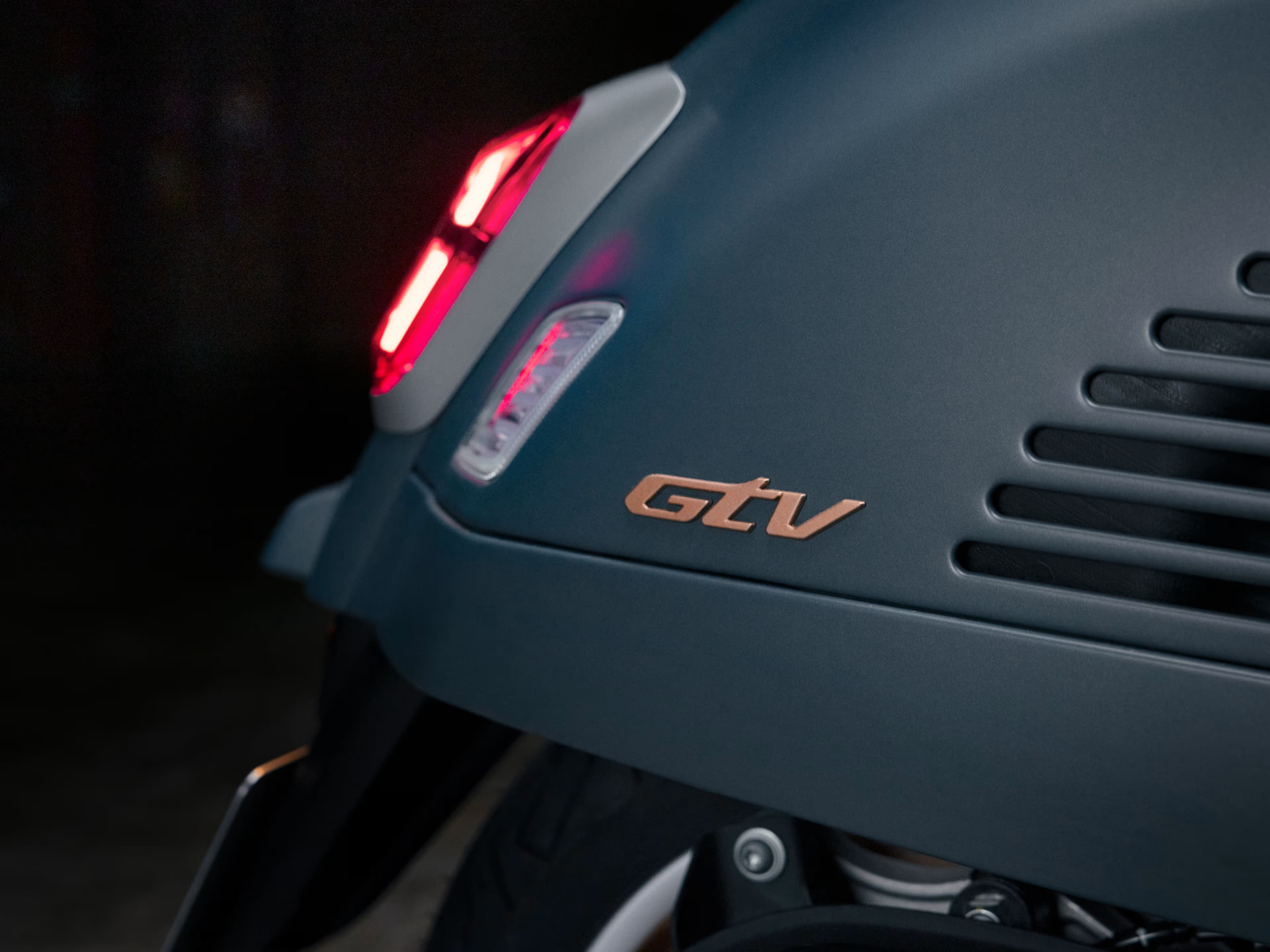 เวสป้า Vespa GTV Officina 8 2025 – รุ่นลิมิเต็มมี 88 คันในไทย – มอไซค์คลาสสิค 2025