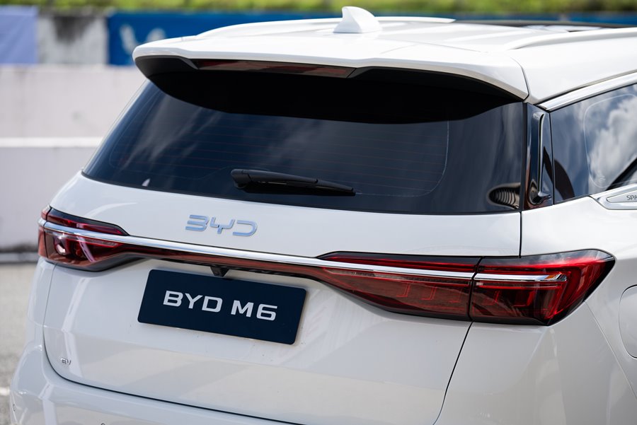 BYD M6